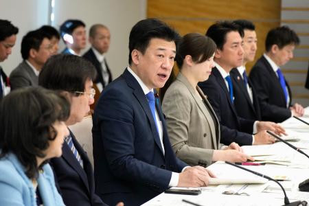 外国人政策の関係閣僚会議であいさつする木原官房長官（手前から３人目）＝２３日午前、首相官邸