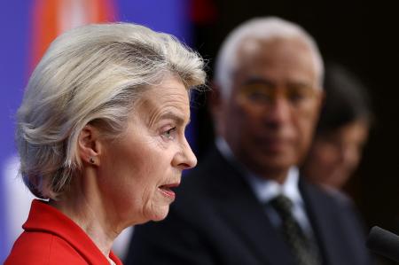 ２３日、ブリュッセルで記者会見するＥＵのフォンデアライエン欧州委員長（ロイター＝共同）