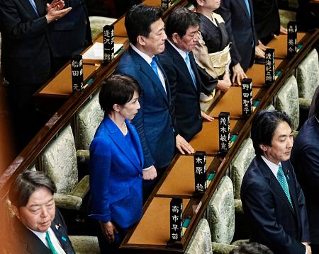 　衆院が解散され、前を見つめる高市首相＝２３日午後１時４分、衆院本会議場