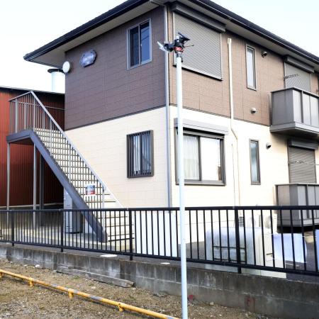 殺害された小松本遥さんの自宅アパート＝２１日、水戸市