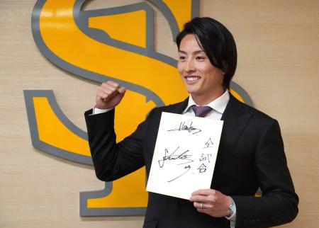 契約更改し、記者会見でポーズをとるソフトバンク・周東＝２３日、みずほペイペイドーム