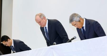 記者会見で頭を下げるプルデンシャル生命保険の間原寛社長（右）ら＝２３日午後、東京都内