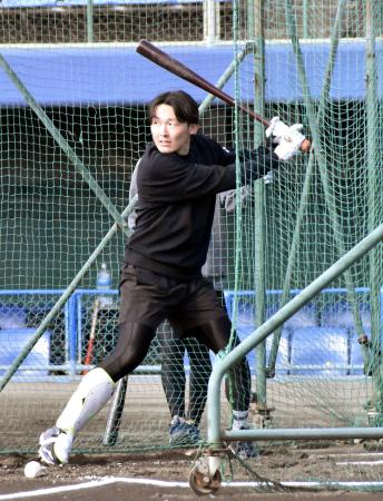 打撃練習をする西武・源田＝前橋市