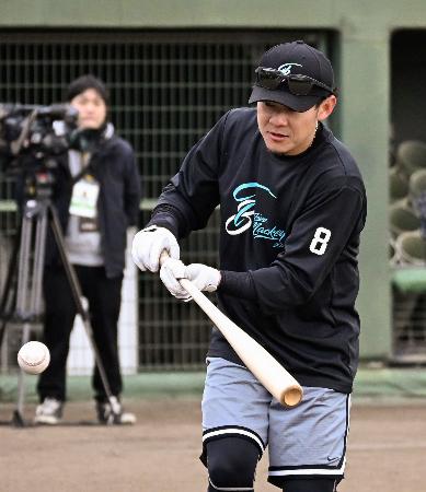 打撃練習するソフトバンク・牧原大＝福岡県小郡市