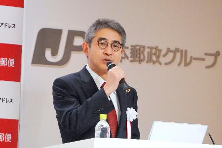 記者会見する日本郵便の小池信也社長＝２３日午後、東京都千代田区