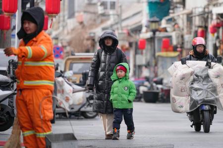 北京市内の繁華街を歩く人たち＝１９日（共同）