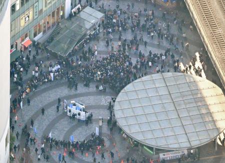 衆院が解散し、政党の街頭演説に集まった人たち。事実上の選挙戦が始まった＝２３日午後３時３分、東京都千代田区（共同通信社ヘリから）