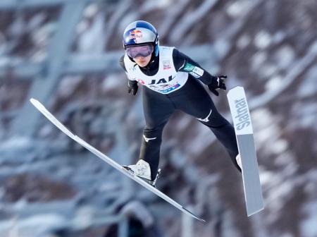 予選で飛躍する高梨沙羅=大倉山