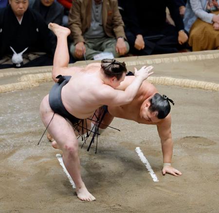 安青錦（左）が上手投げで豊昇龍を破る＝両国国技館