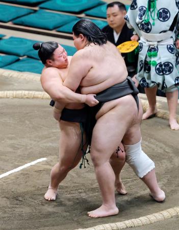 鶴英山(右)を攻める花の富士。寄り切りで破り三段目優勝を決める=両国国技館