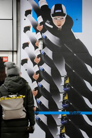 地下鉄駅構内に施された冬季五輪関連の装飾。スピードスケート女子の小平奈緒さんの滑走写真も見られた＝２３日、ミラノ（共同）
