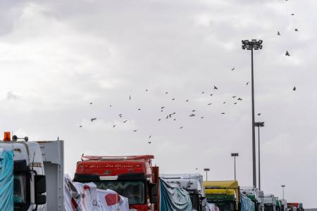 検問所で待つトラック＝２日、ガザ南部ラファ（ゲッティ＝共同）