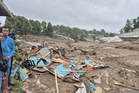 ２４日、不明者の捜索が続く、インドネシア西ジャワ州の州都バンドン郊外の土砂崩れ現場（アンタラ＝共同）