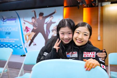 試合から一夜明け、撮影に応じる中井亜美(左)と千葉百音=北京(共同)