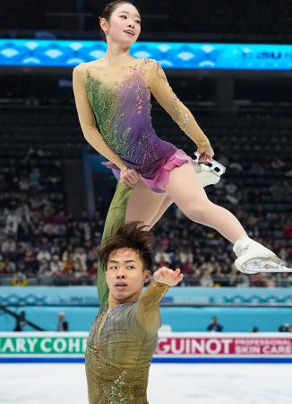 　ペア・フリー　演技する長岡柚奈（上）、森口澄士組＝北京（共同）
