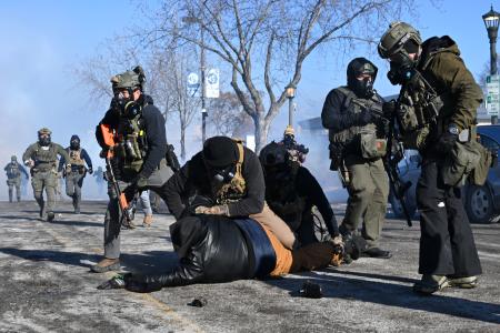 米中西部ミネソタ州ミネアポリスでの移民取り締まり活動＝２４日（ゲッティ＝共同）