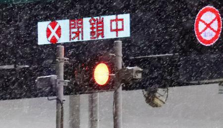 高速道路の通行止めを知らせる掲示板