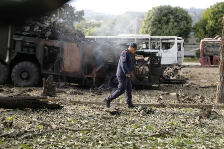 ３日、ベネズエラの首都カラカスの軍基地で破壊された兵器（ロイター＝共同）