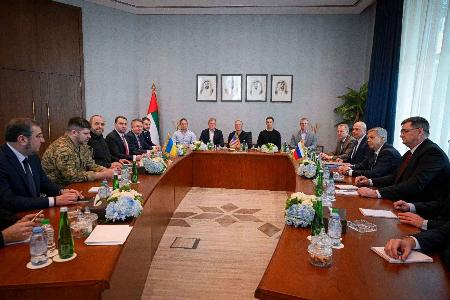 ２４日、アラブ首長国連邦（ＵＡＥ）のアブダビで行われた米国、ロシア、ウクライナの高官協議（ＵＡＥ政府提供・ロイター＝共同）