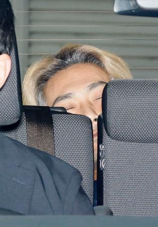 送検のため、兵庫県警姫路署を出る小出慶二容疑者＝２５日午前８時４６分