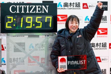 　初マラソン日本最高となる２時間１９分５７秒の４位でゴールし、ポーズを決める矢田みくに＝ヤンマースタジアム長居