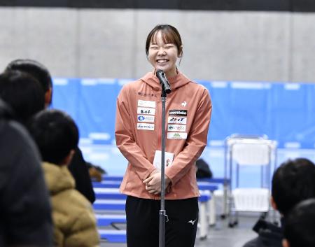 交流会で子どもたちの質問に笑顔で答える吉田雪乃＝青森県八戸市