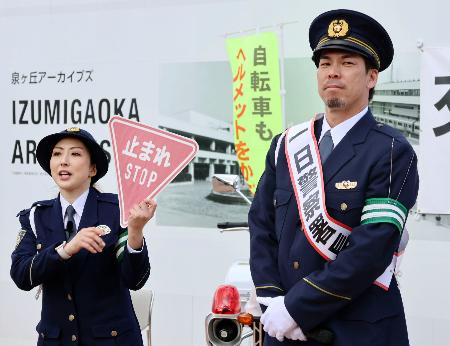 大阪府警南堺署の一日署長に就任した東北楽天ゴールデンイーグルスの前田健太投手（右）＝２５日午後、堺市