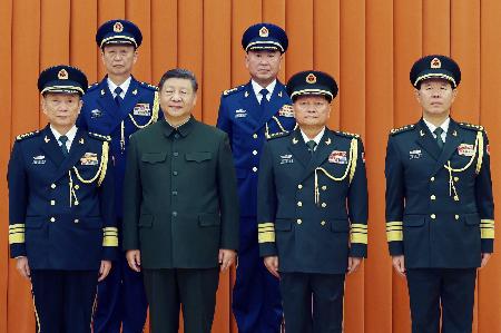 記念写真に納まる（前列左２人目から）中国の習近平国家主席、張又キョウ・中央軍事委員会副主席、劉振立・軍統合参謀部参謀長＝２０２５年１２月、北京（新華社＝共同）