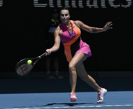 女子シングルス４回戦でプレーするアリーナ・サバレンカ＝メルボルン（ゲッティ＝共同）