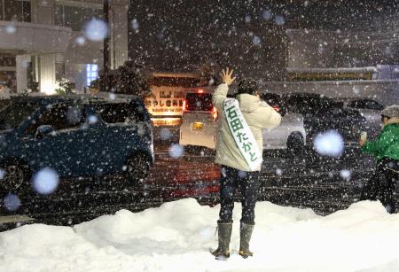 　大雪の中、福井県知事選の街頭演説をする石田嵩人氏＝２２日、福井市