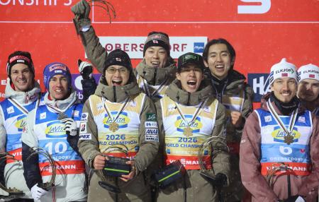 ジャンプ男子のフライング世界選手権、団体で初優勝を果たし、笑顔の日本=25日、オーベルストドルフ(DPA提供・AP=共同)
