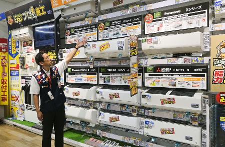 家電量販店、エディオンなんば本店のエアコン売り場＝２０２５年９月、大阪市中央区