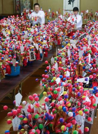 熊野速玉大社で最盛期を迎えた節分の縁起物「吉兆」作り＝２６日、和歌山県新宮市