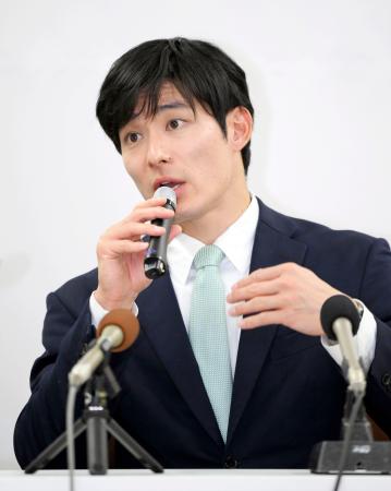 福井県知事選での初当選から一夜明け、報道陣の取材に応じる石田嵩人氏＝２６日午後、福井県庁