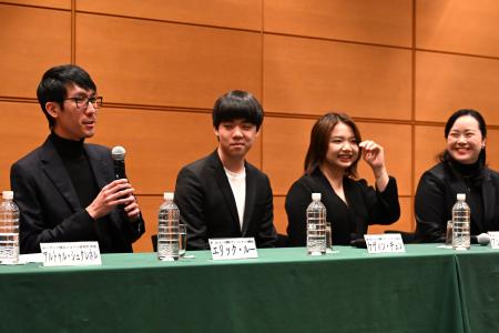 記者会見で笑顔を見せる（左から）エリック・ルー、ケヴィン・チェン、ワン・ズートン、桑原志織＝２０２６年１月、東京都目黒区のポーランド大使館