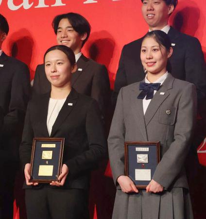 日本水連の２０２５年度表彰式で最優秀選手に選ばれた、ＯＷＳの梶本一花（左）と優秀選手に選ばれたＡＳの比嘉もえ＝２６日、東京都内