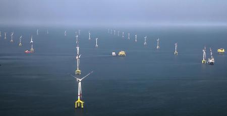 ドイツ・ボルクム島沖の北海に建設された風力発電の設備＝２０１３年（洋上風力発電会社ＢＡＲＤグループ提供・共同）