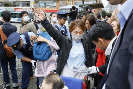 2024年の衆院選の街頭演説会場で、手荷物検査などを受ける人たち=東京都内