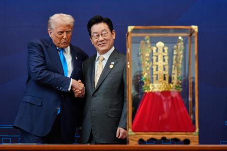 韓国の李在明大統領（右）と握手するトランプ米大統領＝２０２５年１０月、韓国・慶州（ＡＰ＝共同）