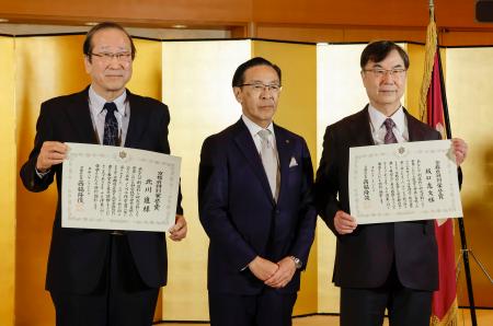 京都府特別栄誉賞を授与された大阪大特任教授の坂口志文さん（右）と、京都大特別教授の北川進さん（左）。中央は西脇隆俊知事＝２７日午前、京都市上京区