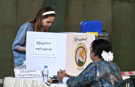 ２５日、ミャンマー・ヤンゴンで投票する有権者（共同）