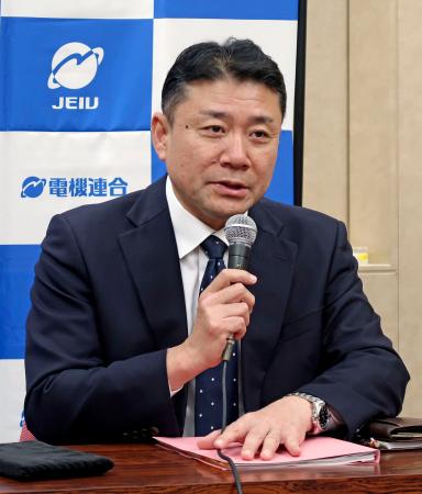 記者会見する電機連合の神保政史会長＝２７日午前、東京都内