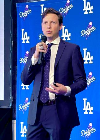 記者会見するドジャースのマイケル・スペトナー氏＝２７日、東京都内