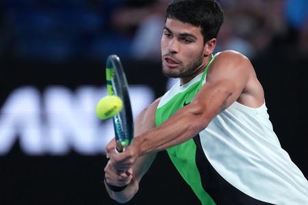 男子シングルス準々決勝でプレーするカルロス・アルカラス＝メルボルン（ＡＰ＝共同）