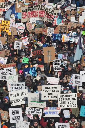 ２５日、米ミネアポリスで移民・税関捜査局に抗議する人々（ＡＰ＝共同）