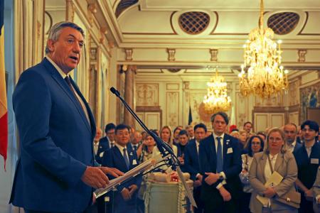 日本との国交樹立１６０年を迎えることを祝う式典で、あいさつするベルギーのヤンボン副首相＝２７日、ブリュッセル（共同）