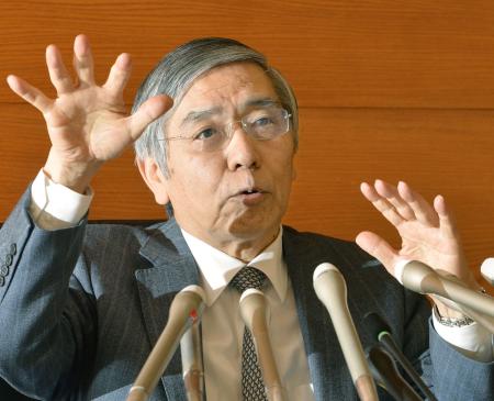 金融政策決定会合後に記者会見する日銀の黒田総裁＝２０１５年１２月１８日、日銀本店