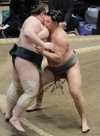 ２４日、白鷹山（左）を破った寿之富士＝両国国技館