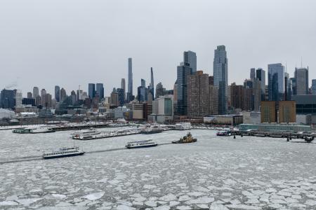 一部が凍った米ニューヨークのハドソン川＝２７日（ゲッティ＝共同）