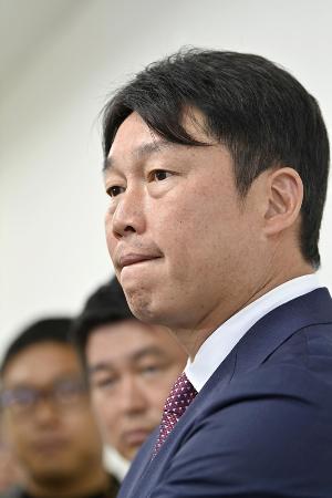　広島・新井監督＝昨年１０月、マツダスタジアム